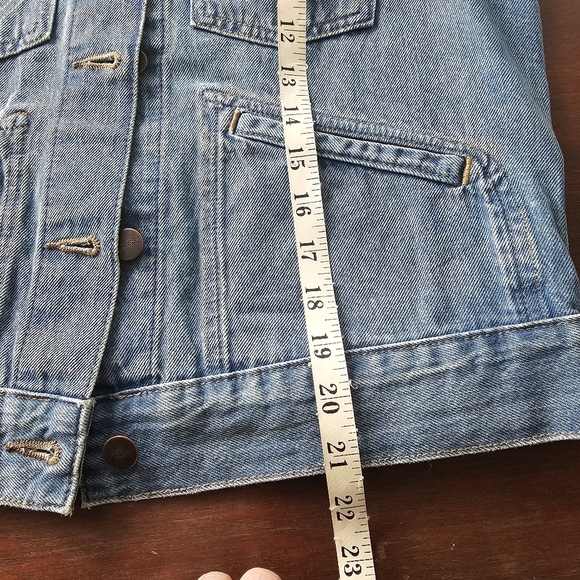 Wrangler X Free People Shrunken Denim Vest Sleeveless Raw Hem Leaving Town Sz M - Picture 15 of 17